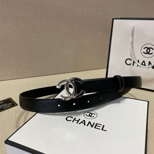 宝藏女孩来报道让你变身时尚达人的神器 重磅推荐]女士们的专属奢华，春夏系列Chanel腰带，小牛皮款， 双C设计，彰显你的高贵气质 时尚达人们，你们还在为找不到