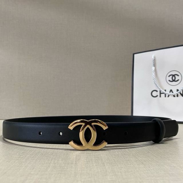 宝藏女孩来报道让你变身时尚达人的神器 重磅推荐]女士们的专属奢华，春夏系列Chanel腰带，小牛皮款， 双C设计，彰显你的高贵气质 时尚达人们，你们还在为找不到