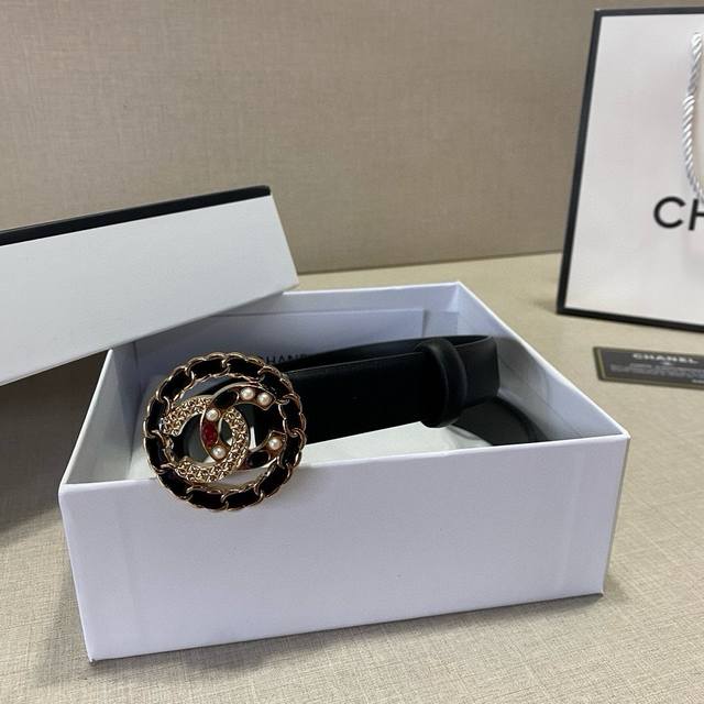 宝藏女孩来报道让你变身时尚达人的神器 重磅推荐]女士们的专属奢华，春夏系列Chanel腰带，小牛皮款， 双C设计，彰显你的高贵气质 时尚达人们，你们还在为找不到