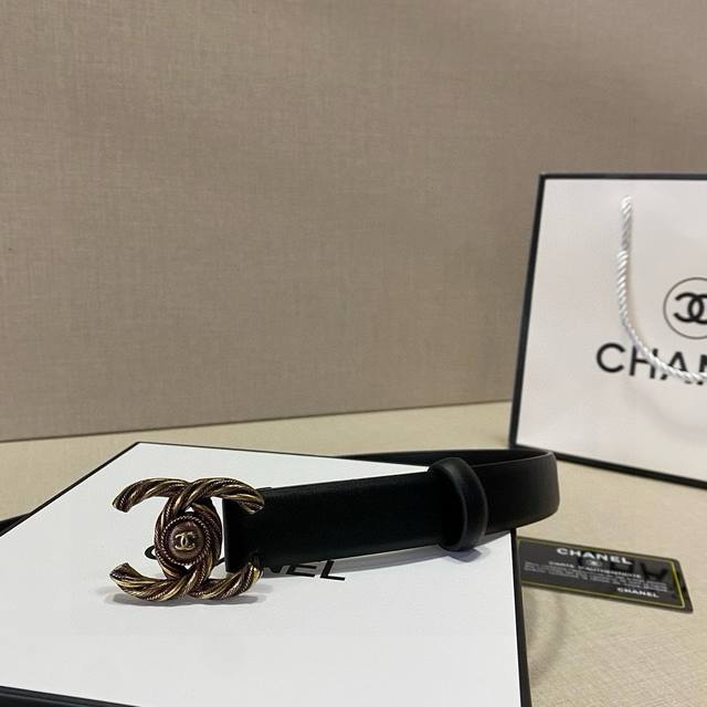 宝藏女孩来报道让你变身时尚达人的神器 重磅推荐]女士们的专属奢华，春夏系列Chanel腰带，小牛皮款， 双C设计，彰显你的高贵气质 时尚达人们，你们还在为找不到