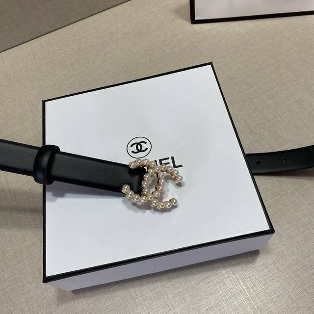 宝藏女孩来报道让你变身时尚达人的神器 重磅推荐]女士们的专属奢华，春夏系列Chanel腰带，小牛皮款， 双C设计，彰显你的高贵气质 时尚达人们，你们还在为找不到