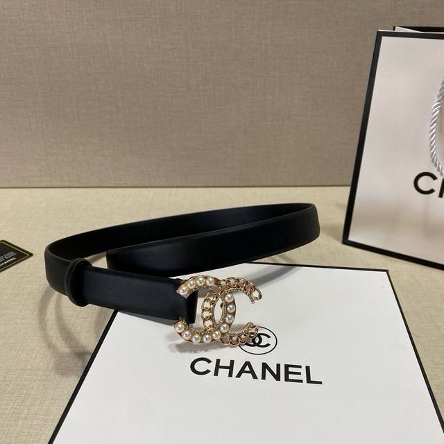 宝藏女孩来报道让你变身时尚达人的神器 重磅推荐]女士们的专属奢华，春夏系列Chanel腰带，小牛皮款， 双C设计，彰显你的高贵气质 时尚达人们，你们还在为找不到