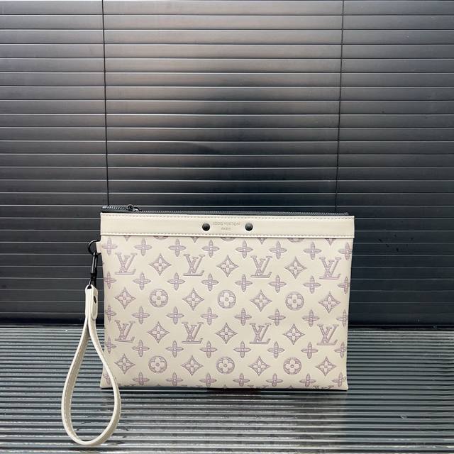 Louisvuitton路易威登 Pochette To-Go手拎包手拿包 信封包 男女通用 经典百搭 实物拍摄 配送防尘袋 礼盒 20 X 30 Cm。