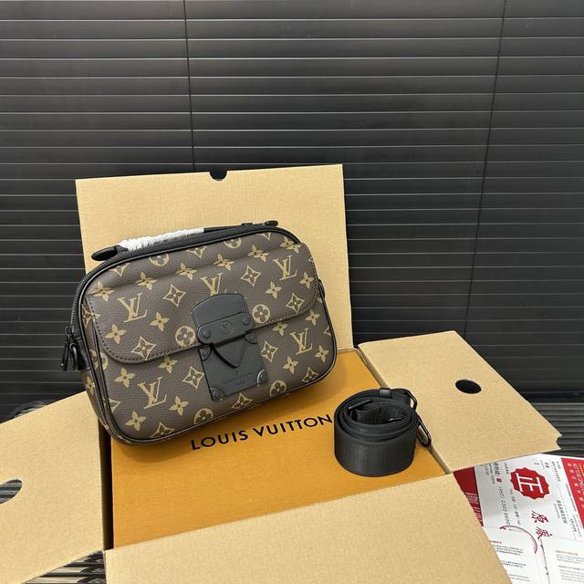 Louisvuitton 路易威登 S Lock 印花邮差包单肩包 手提包 斜挎包 采用原厂材质 配送礼盒 规格24 X 17 Cm