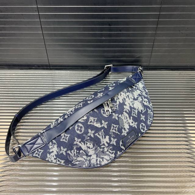 Louisvuitton 路易威登 牛仔布印花腰包 斜挎胸包 男女通用经典百搭 实物拍摄 配送防尘袋 礼盒 30 X 17 Cm。 Louisvuitton 路易威登 牛仔布印花腰包 斜挎胸包 男女通用经典百搭 实物拍摄 配送防尘袋 礼盒 30 X 17 Cm。