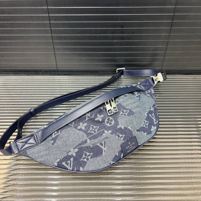Louisvuitton 路易威登 牛仔布印花腰包 斜挎胸包 男女通用经典百搭 实物拍摄 配送防尘袋 礼盒 30 X 17 Cm。