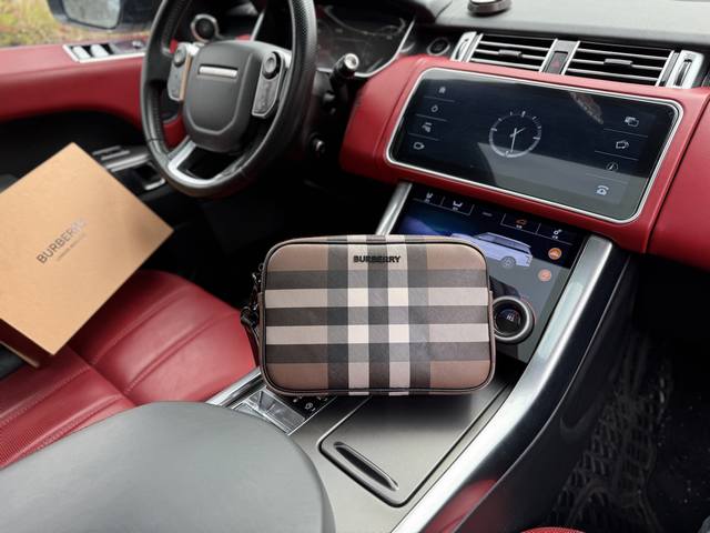 高端货新款 “ Burberry ”巴宝莉手拿包 博百利手抓包 Burberry博柏利 可拆式腕带拉链开合格纹 人造革拼棉 收纳包 男款 深桦木棕色 进口原厂防