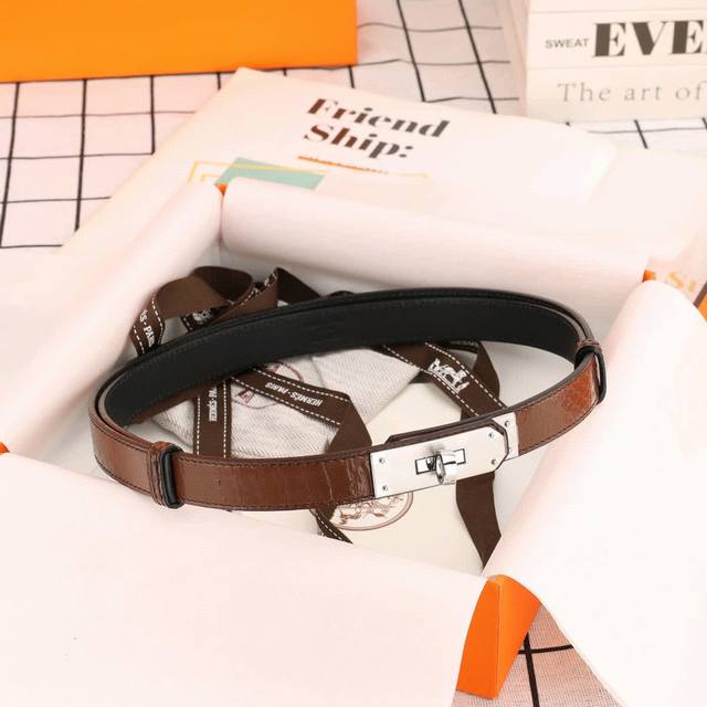 工厂P直发 真蛇皮系列 Hermes 爱马仕 专柜同款 经典1.8Kelly腰带 真蛇皮腰带，搭配镀金Kelly精钢皮带扣。借助巧妙的滑动设计，可以将此百搭腰带