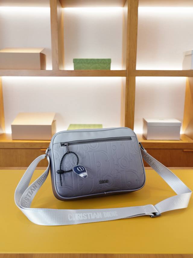 迪奥 官网同步 高版本 斜挎单肩背包 永恒不过时的标志性产品 纯原单牛皮 顶级五金制作 非市面普通版本 今年最爱的款式 全部实拍 实用性非常高 完全不用担心穿搭