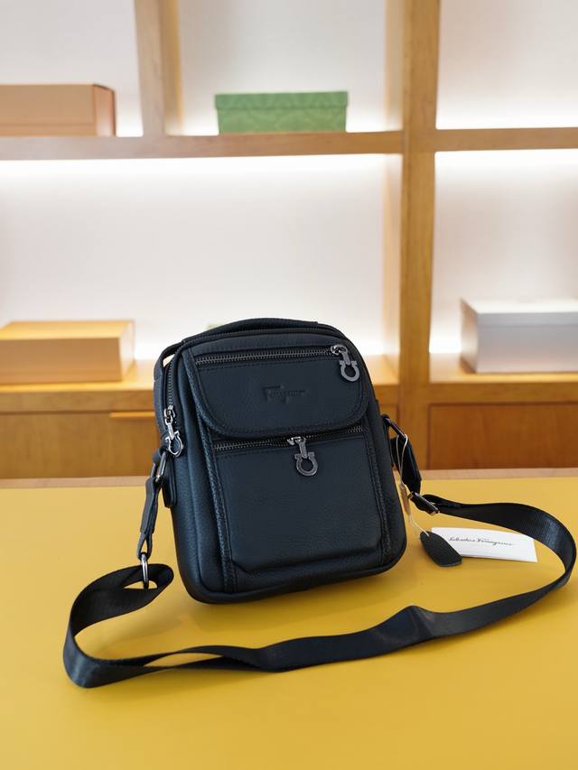 菲拉格慕 官网同步 高版本 斜挎单肩背包 永恒不过时的标志性产品 纯原单牛皮 顶级五金制作 非市面普通版本 今年Ferragamo最爱的款式 全部实拍 实用性非