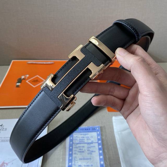 品牌:爱马仕 等级:原版品质.定制牛皮 专柜售经典爆款开模。油边精致 手感柔软.实物拍摄无修饰 上身效果超好、长度可裁剪.配专柜全套包装.送礼自带首选 扣头:广 品牌:爱马仕 等级:原版品质.定制牛皮 专柜售经典爆款开模。油边精致 手感柔软.实物拍摄无修饰 上身效果超好、长度可裁剪.配专柜全套包装.送礼自带首选 扣头:广