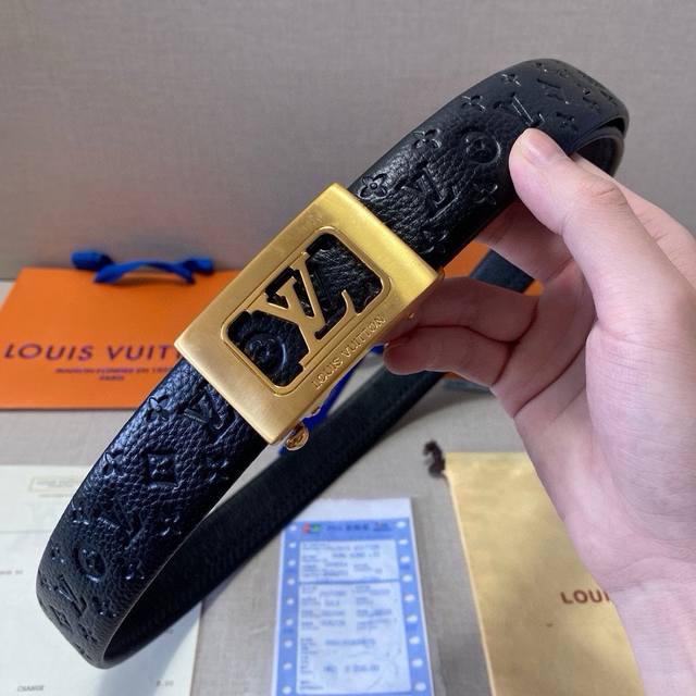 品牌：Lv路易威登 钢扣 等级：原单私货.进口头层牛皮，专柜售、堪比正品！油边精致 电脑车线 手感柔软.实物拍摄无修饰 上身效果超好、长度可裁剪.配专柜全套包装