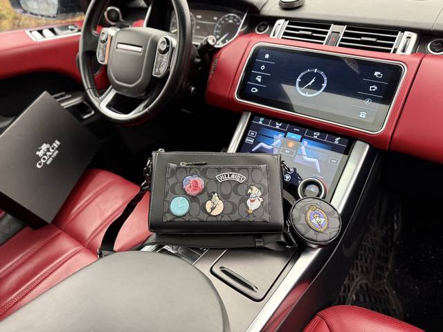 高端货 新款 “ Coach ”蔻驰单肩包 Coach蔻驰单肩差包 Coach蔻驰 X Disney迪士尼 联名款 Holden 25 经典卡通标志贴饰顶部拉链