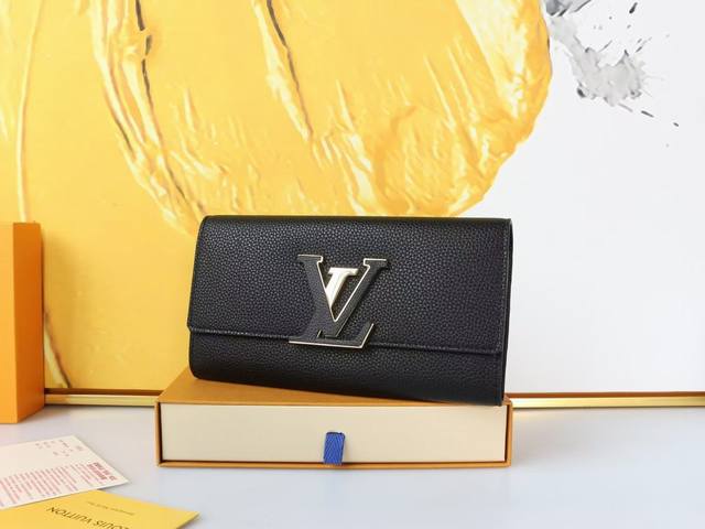 颜色 黑 粉 卡其尺寸 20X11型号M61248 缀以皮革覆面 Lv标志，这款优雅钱包的设计灵感来自经典Capucines系列，时尚而实用，并且足以容纳所有日