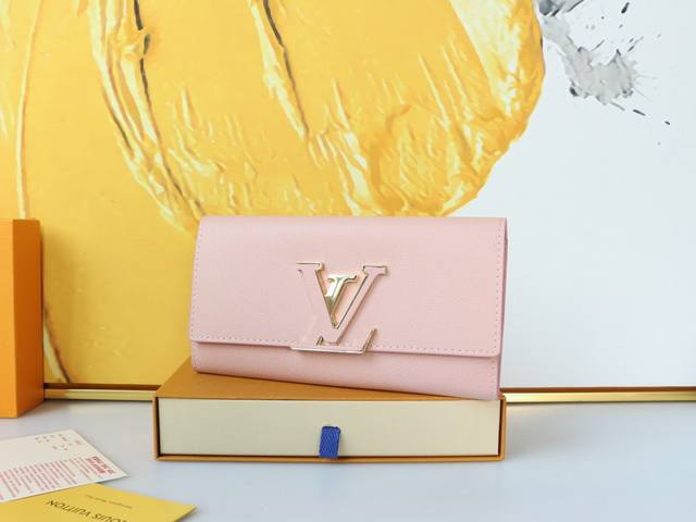 颜色 黑 粉 卡其尺寸 20X11型号M61248 缀以皮革覆面 Lv标志，这款优雅钱包的设计灵感来自经典Capucines系列，时尚而实用，并且足以容纳所有日