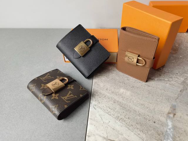 颜色 黑 棕 老花尺寸 11X8.5型号 M12408 老花本款在表现极简主义设计的同时，赞美Maison传统工艺的新作“Portfoillelowy Comp