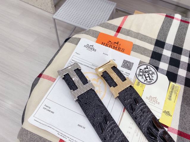 爱马仕鳄鱼采用进口牛皮压制鳄鱼骨带身。整条不拼接 纹路清晰 强韧紧密 跟真鳄鱼皮可对比 成功男士的标配 搭配高档精钢扣，宽度3.8厘米 牛逼格 送礼自用首选。