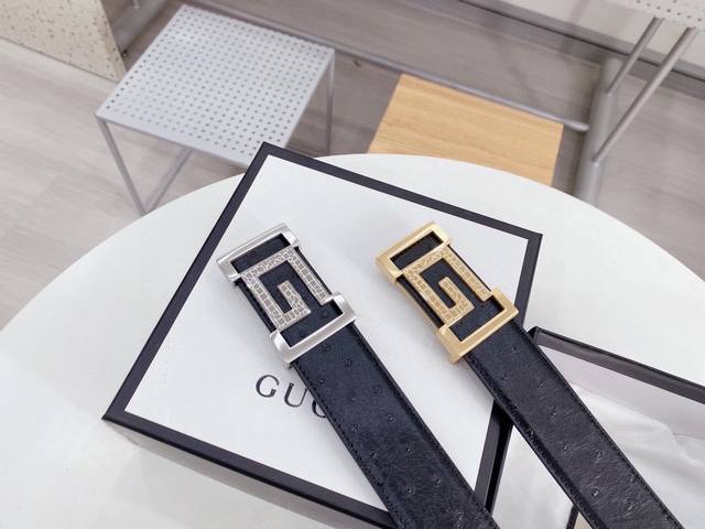 古奇Gucci初见于1970年代的Gg标识，其演化之路从未止息。借助特殊工艺将标志性图案压印在牛皮上，印花效果独特，纹路清晰稳定。宽度3.8 专柜包装+打孔器