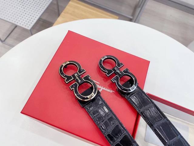 菲拉格慕 通用款 宽度：3.4Cm新款纯牛皮 搭配新款大气精致扣头追求高端 品味的体现Iphone实物实拍上身效果超好