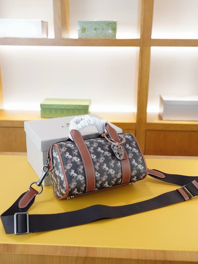 蔻驰 官网同步 高版本 斜挎单肩背包 永恒不过时的标志性产品 纯原单小牛皮 顶级五金制作 非市面普通版本 贸易公司订单货 全部实拍 实用性非常高 完全不用担心穿