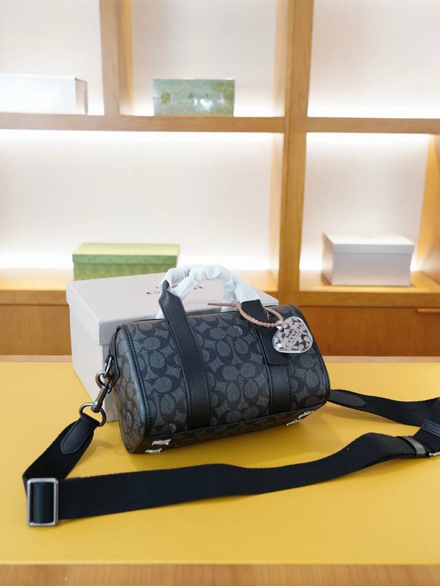 蔻驰 官网同步 高版本 斜挎单肩背包 永恒不过时的标志性产品 纯原单小牛皮 顶级五金制作 非市面普通版本 贸易公司订单货 全部实拍 实用性非常高 完全不用担心穿