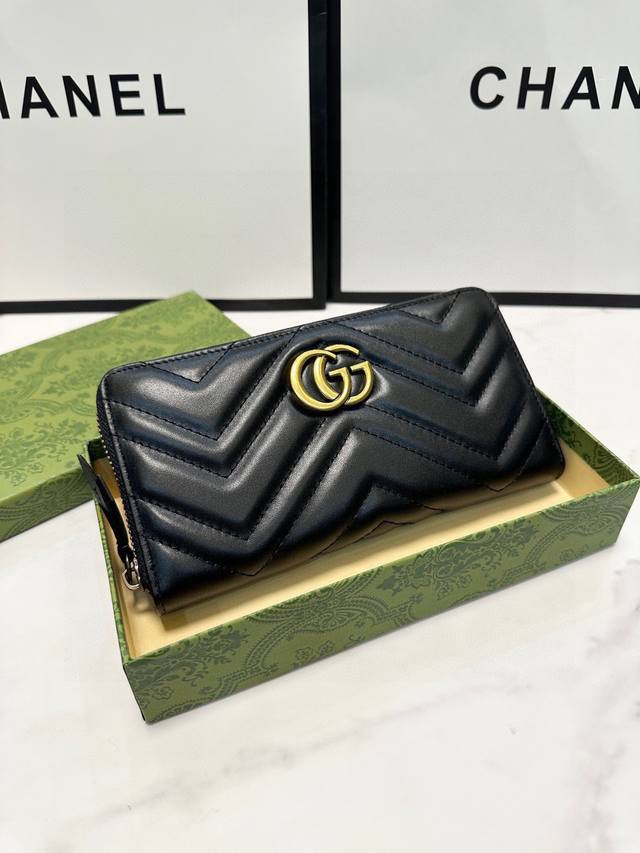 颜色 黑尺寸 19X10Guccl官网同步Gg Marmont系列单拉链钱夹采用进囗头层羊皮打造，配以人形纹设计，经典简约时尚大气！