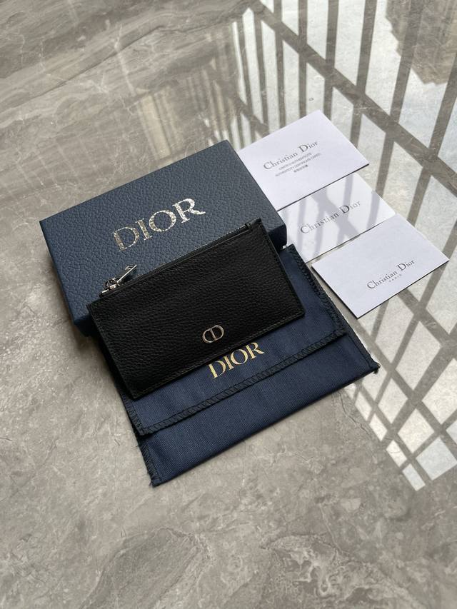 这款拉链卡夹是一款高雅经典的单品。采用黑色粒面牛皮革精心制作,正面饰以金属覆层黄铜Cd Lcon标志。设有一个带有拉链的角撑式隔层,背面设有四个卡槽。空间宽敞, 这款拉链卡夹是一款高雅经典的单品。采用黑色粒面牛皮革精心制作,正面饰以金属覆层黄铜Cd Lcon标志。设有一个带有拉链的角撑式隔层,背面设有四个卡槽。空间宽敞,