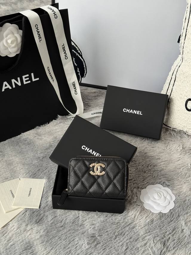 型号3045 Chanel 22K浮雕Lgo大双C五金，设计感新鲜，带精致复刻味，非常美丽，官网最新卡包 鱼子酱中球纹牛皮防刮花，光泽感超好，夏季背太大的包麻烦