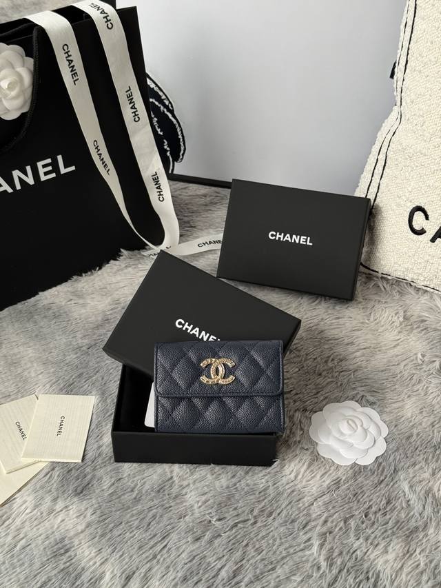 型号A P4030Chanel 22K浮雕五金，新双C大Lgo带有精致复刻味，非常美丽，官网最新卡包 鱼子酱中球纹牛皮防刮花，光泽感超好，放10张左右卡没问题，