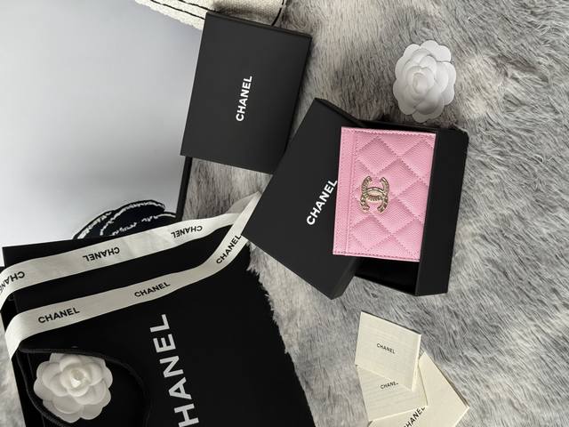 型号A P4030 Chanel 22K浮雕Lgo大双C五金，官网最新卡包 鱼子酱中球纹牛皮防刮花，光泽感超好 3卡槽各放一张卡，中间亦可放卡+几张零钞