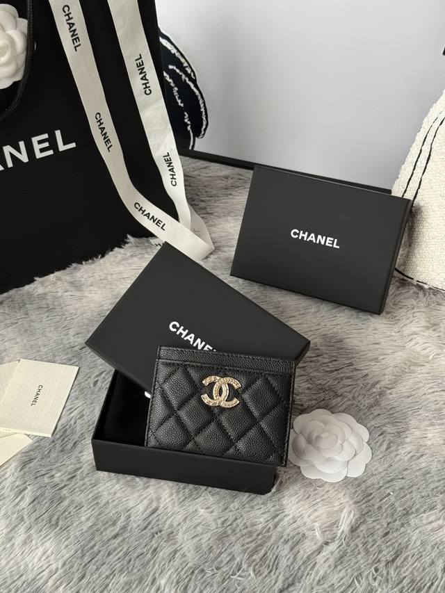 型号A P4030 Chanel 22K浮雕Lgo大双C五金，官网最新卡包 鱼子酱中球纹牛皮防刮花，光泽感超好 3卡槽各放一张卡，中间亦可放卡+几张零钞