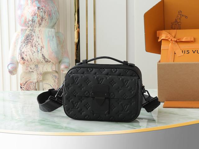 顶原级单 独家实拍 M58489全皮 此邮款差包Monogram Macassar 帆布制成，全锁新扣以 Georges Vuitton 于 1886 年计设的