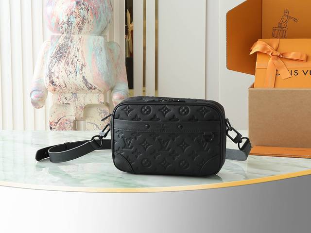 顶级原单 独家实拍 M46955黑色压花 男差包系列 Alpha 邮差包 本款 Alpha 邮差包展现 Monogram 帆布与 Taga Dgx压纹牛皮革的瞩