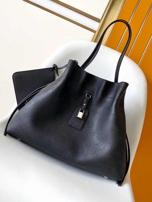 M13179黑色 M13180灰色 顶级原单 动态163 Mahina系列欢迎Boundless手袋 一款多功能的日常设计。它由House标志性的穿孔马希娜皮革