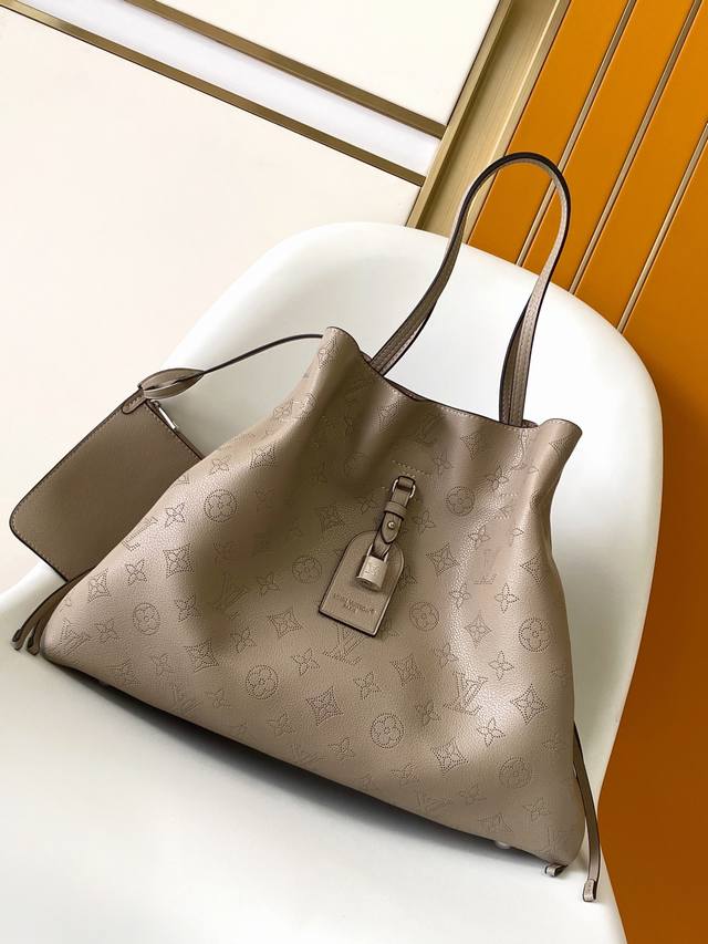 M13179黑色 M13180灰色 顶级原单 动态163 Mahina系列欢迎Boundless手袋 一款多功能的日常设计。它由House标志性的穿孔马希娜皮革