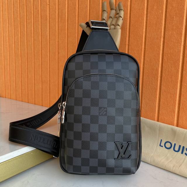 新款路易威登Lv胸包 进口台湾料配进口牛皮，顶级男士高端，原版皮。名师设计，资深裁缝手感超赞上身效果极佳设计理念独特，献给绅士的你，实物拍摄．触摸可及的效果[微