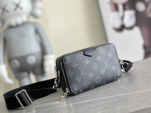 顶级原单 M81260 本款 Alpha Wearable 钱夹取材粒面牛皮革和金属件，配有可拆卸或调节的肩带。风琴结构可容纳手机、现金、卡片和其他随身小物。尺