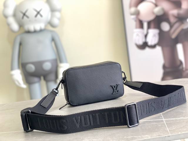 顶级原单 M59161 本款 Alpha Wearable 钱夹取材粒面牛皮革和金属件，配有可拆卸或调节的肩带。风琴结构可容纳手机、现金、卡片和其他随身小物。尺