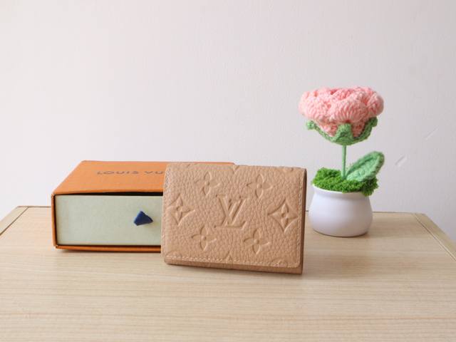 m13891卡其 此款修长而精致的Enveloppe Carte De Visite名片夹可轻松放入口袋或包袋中。摁扣开合设计,安然存放名片与信用 m13891卡其 此款修长而精致的Enveloppe Carte De Visite名片夹可轻松放入口袋或包袋中。摁扣开合设计,安然存放名片与信用