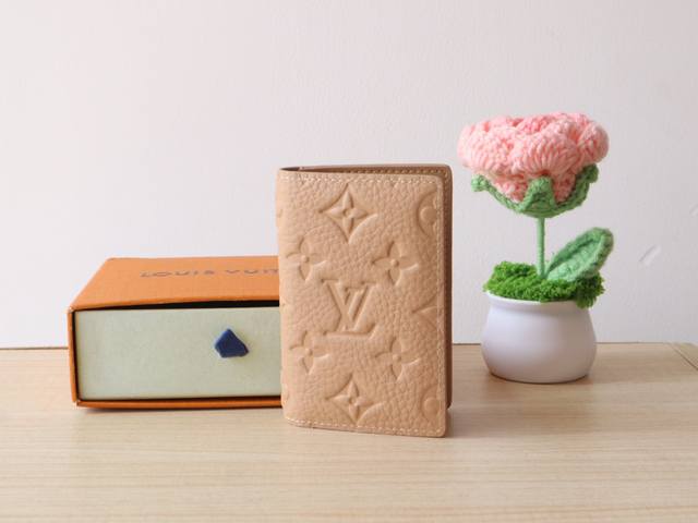 m13973卡其 本款口袋钱夹为 Taurillon 皮革压印经典 Monogram 图案。尺寸小巧却容量充裕，内含口袋和卡位等功能性设计