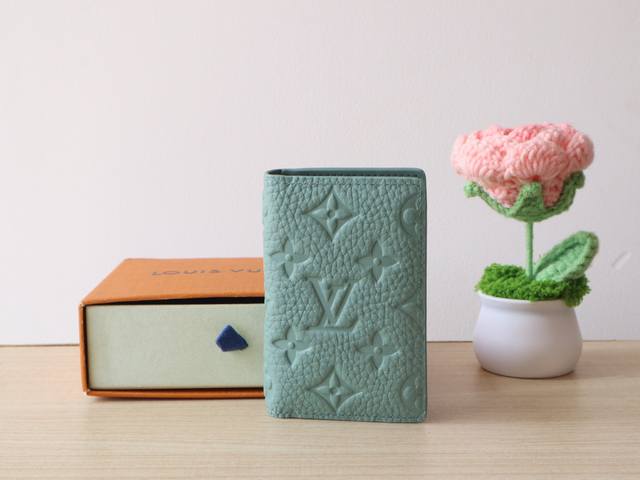 m13973薄荷绿 本款口袋钱夹为 Taurillon 皮革压印经典 Monogram 图案。尺寸小巧却容量充裕，内含口袋和卡位等功能性设计