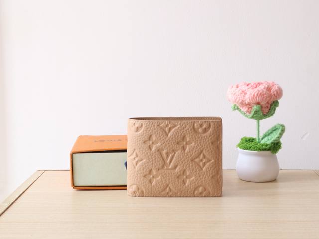 m14252卡其 为 Taurillon 皮革压印经典 Monogram 图案。尺寸小巧却容量充裕，内含口袋和卡位等功能性设计11.0 X 8.5 X 2.0