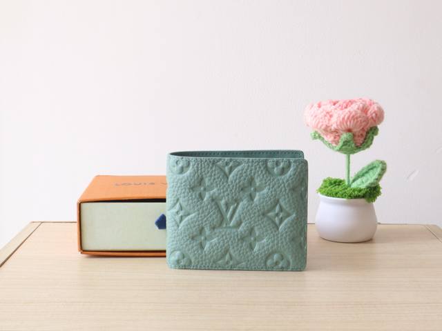 m14252薄荷绿 为 Taurillon 皮革压印经典 Monogram 图案。尺寸小巧却容量充裕，内含口袋和卡位等功能性设计11.0 X 8.5 X 2.0