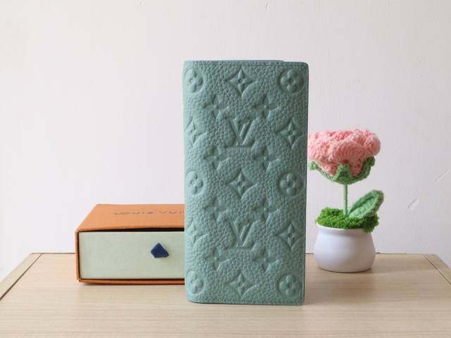 m14251薄荷绿 Brazza 钱夹 为柔软 Taurillon 皮革压印 Monogram 图案,内设各式卡位、口袋及大号拉链零钱隔层,成就充裕容量的同时亦 m14251薄荷绿 Brazza 钱夹 为柔软 Taurillon 皮革压印 Monogram 图案,内设各式卡位、口袋及大号拉链零钱隔层,成就充裕容量的同时亦