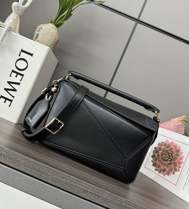 Low新款 小号纳帕羊皮革 Featherlight Puzzle 手袋 以别具一格的几何线条勾勒长方体造型。柔软轻盈的纳帕皮革为手袋注入随性慵懒的风格。可肩背 Low新款 小号纳帕羊皮革 Featherlight Puzzle 手袋 以别具一格的几何线条勾勒长方体造型。柔软轻盈的纳帕皮革为手袋注入随性慵懒的风格。可肩背