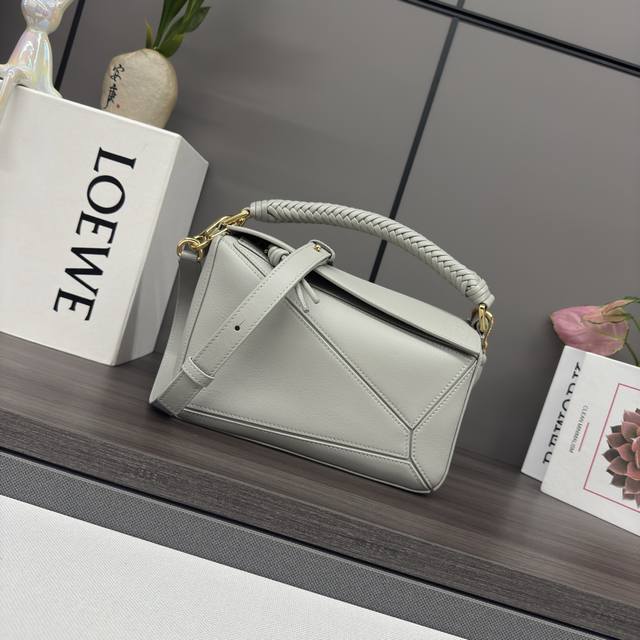 罗家新款Puzzle 奢华编织手袋 牛皮革Puzzle 手袋是创意总监乔纳森 安德 Jonathananderson 为Loewe推出的首次亮相手提包*长方体形 罗家新款Puzzle 奢华编织手袋 牛皮革Puzzle 手袋是创意总监乔纳森 安德 Jonathananderson 为Loewe推出的首次亮相手提包*长方体形