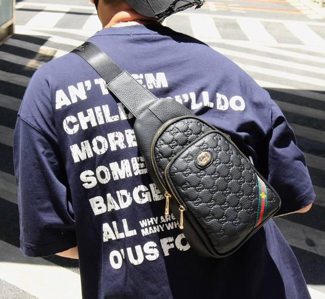 p 断货王 G家中古款胸包 型号：2861-1 原单货 进口五金男仕休闲胸包爆款原厂进囗头层牛皮，高端麦！ 欢迎对比高雅的造型，秉承严谨考究的工艺，精美耐用男人