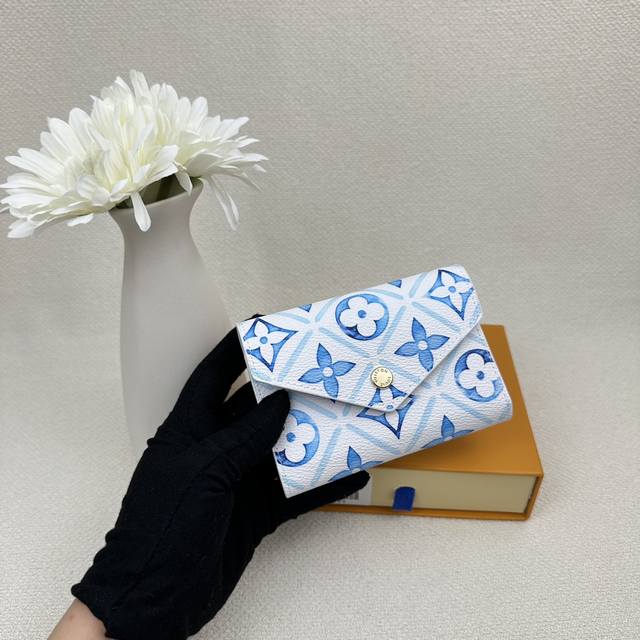 顶级原版 实物拍摄 自家背景 M83623 新款女士三折钱包 本款 Victorine 钱夹以 Monogram Empreinte 软粒面皮革呈现经典 Mon