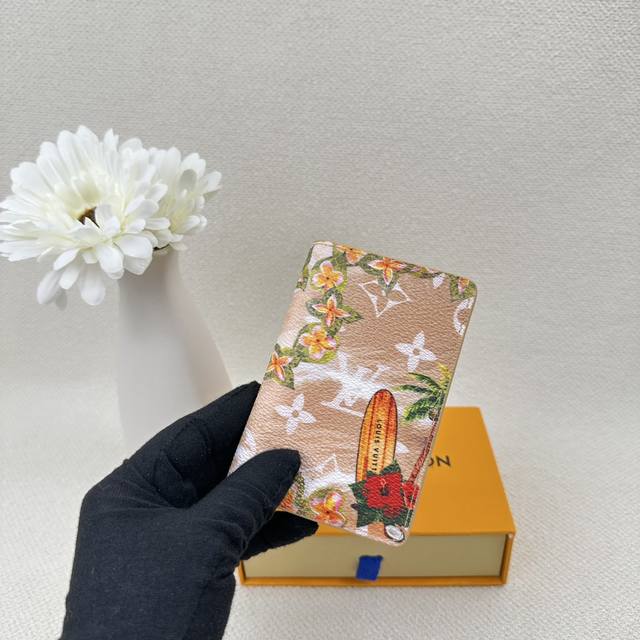 M83498顶级原版小卡夹Louis Vuitton这款袋装皮夹子设有七个夹层、可放信用卡、乘车卡、名片，甚至城市地图Damier帆布，皮革包边 两个信用卡夹层