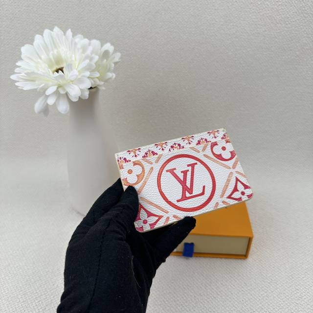 M83625顶级原版 实物拍摄 自家背景 横款信用卡通通搞定！简洁大方，卡片夹卡套 一个内夹层供放较大的卡片 两个外夹层可供放信用卡、乘车卡等各式卡片，轻松收纳